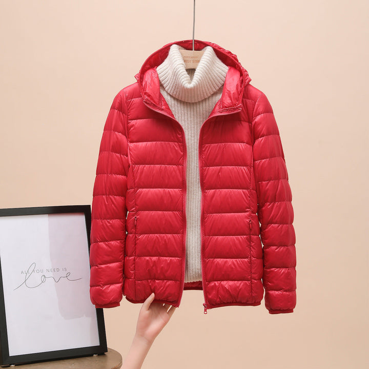 Vooraanzicht van een moderne, lichtgewicht dames capuchonjas, ideaal voor een stijlvolle look.