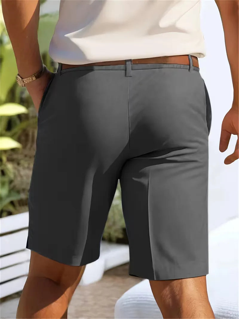 Gedetailleerde foto van de riemlussen op bruine heren chino shorts met zijzakken, stijlvol en praktisch.