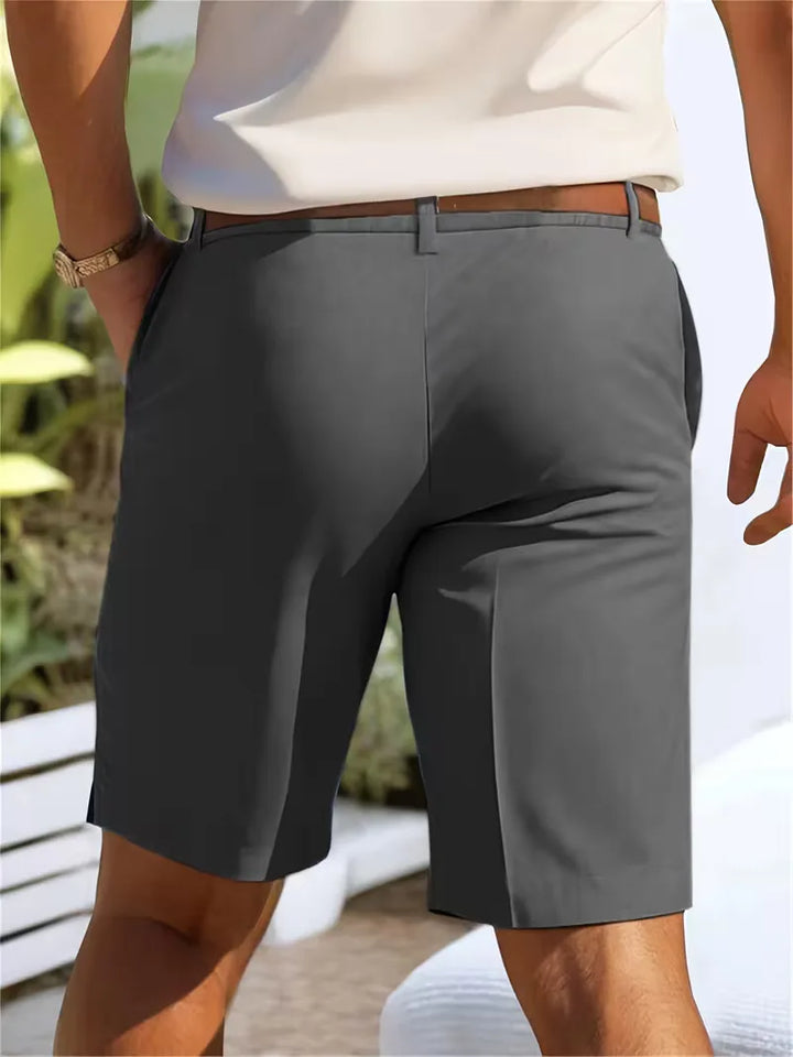 Gedetailleerde foto van de riemlussen op bruine heren chino shorts met zijzakken, stijlvol en praktisch.
