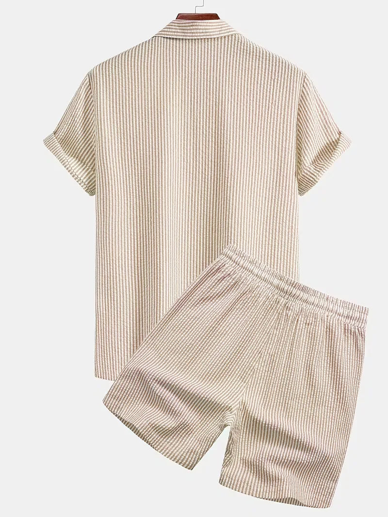 Zomerse heren casual set met V-hals shirt en shorts, ideaal voor relaxte momenten.