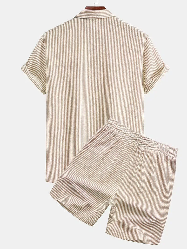 Zomerse heren casual set met V-hals shirt en shorts, ideaal voor relaxte momenten.