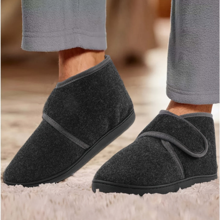 Comfortabele, stevige grijze heren pantoffels; essentieel voor ontspanning en ondersteuning thuis.