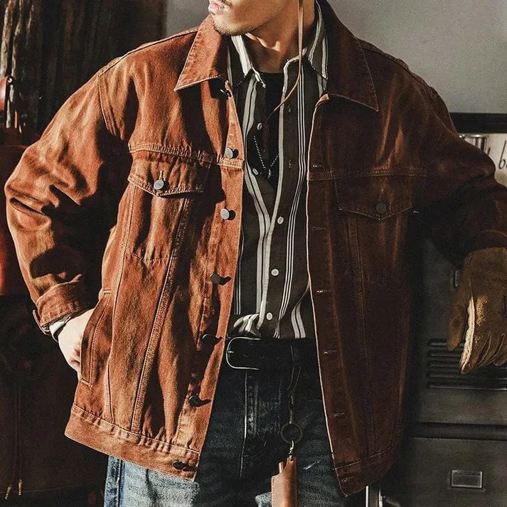 Veelzijdige bruine herenjas, een comfortabele en robuuste lente- of herfstjas voor mannenkleding.
