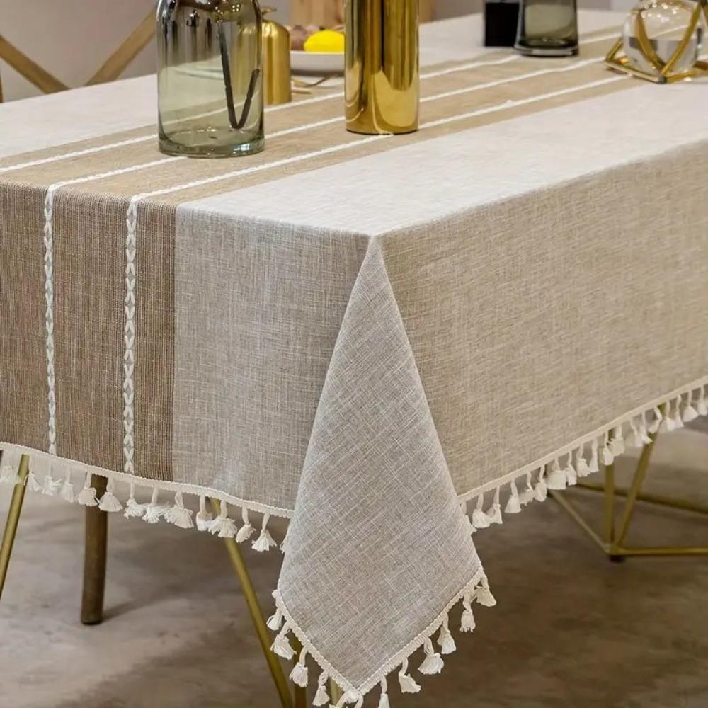 Duurzaam linnen-polyester tafellaken, grijs, met uniek geometrisch patroon en decoratieve kwastjes.