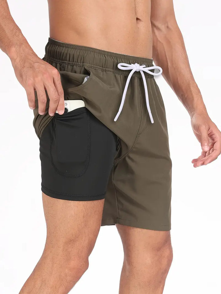 Ademende heren zwembroek van sneldrogend polyester, perfect voor een sportieve zomer aan het water.