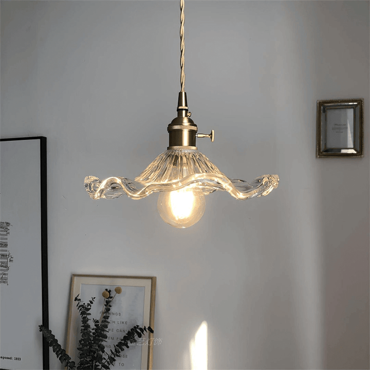 Zachte sfeerverlichting met hibiscus hanglamp van glas en messing. Perfecte aanvulling op uw decoratie.