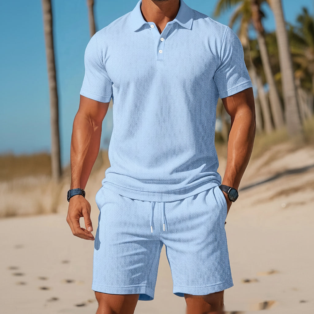 Heren casual poloshirt & shortset. Comfortabele zomeroutfit voor vrije tijd, strand of vakantie.