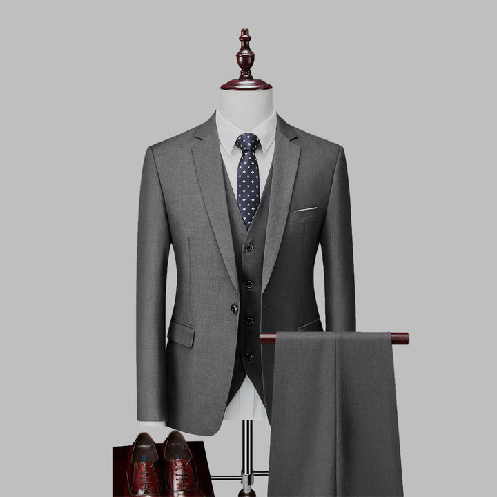 Zwart driedelig herenpak, modern en elegant, voor avondkleding en elke formele setting, een tijdloze keuze.