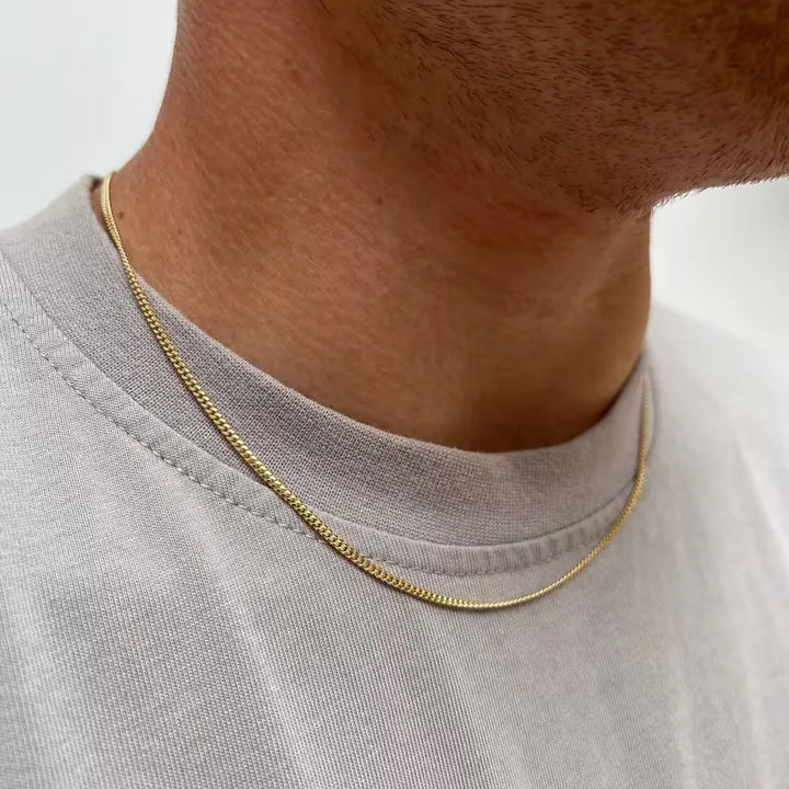 Gouden dunne schakelketting voor heren. Elegant, modern herensieraad, perfect accessoire voor elke outfit.