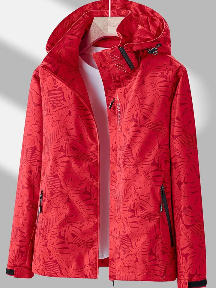 Duurzame waterdichte capuchonjas voor dames, een essentiële wind- en regenjas voor buiten.