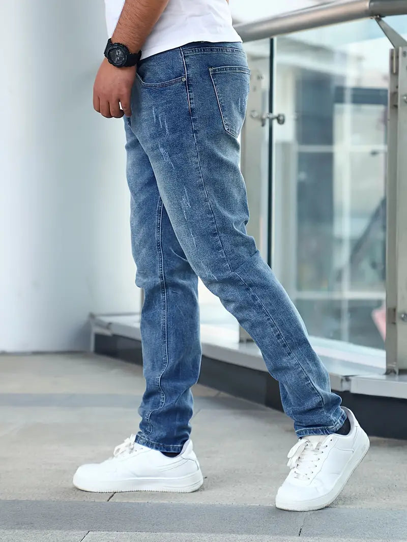Heren Liam jeans in moderne pasvorm, comfortabel en stijlvol voor dagelijkse casual mode. Ideaal spijkerbroek voor heren.
