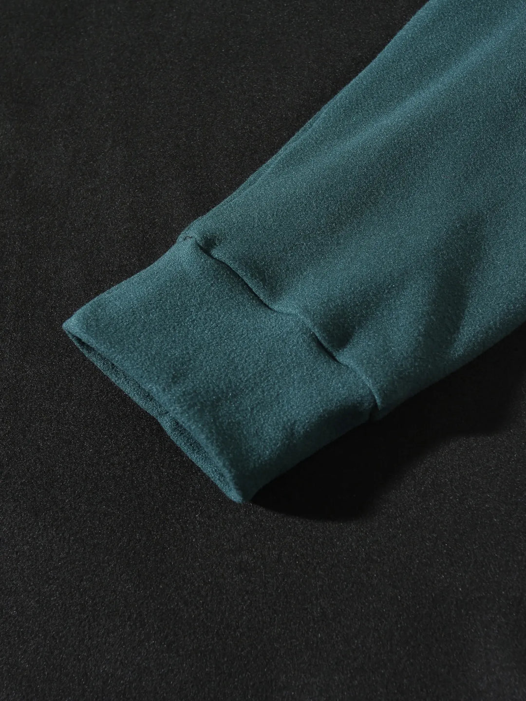 Tweekleurig heren thermoshirt met lange mouwen, ontworpen voor warmte en stijl. Ideaal voor veelzijdige winterlooks.