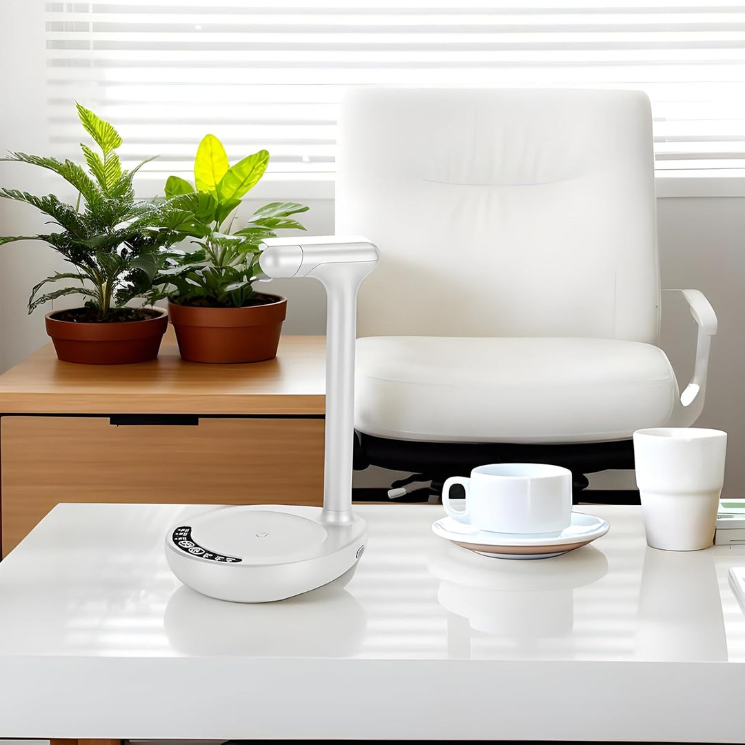 Essentiële elektrische waterpomp voor 19 liter flessenwater op bureau, compact en efficiënt.