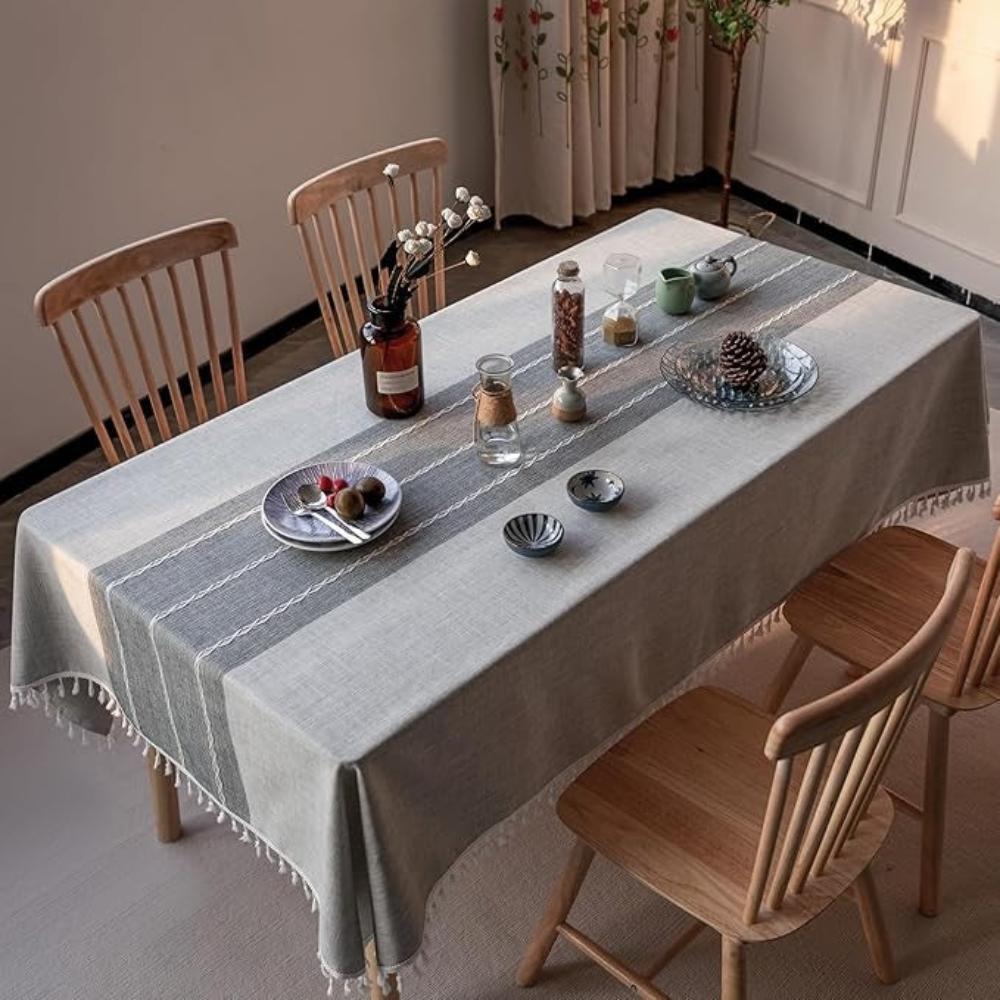 Stijlvol linnen tafellaken met geometrisch patroon en kwastjes, kaki, ideaal voor eetkamer of keuken.