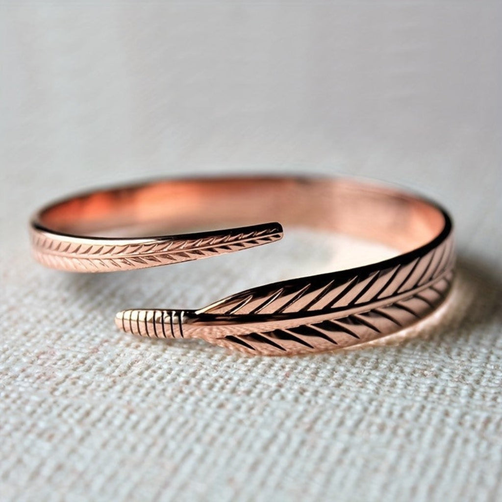 Dames retro koperen armband met elegant bladmotief, een vintage sieraad voor elke gelegenheid.