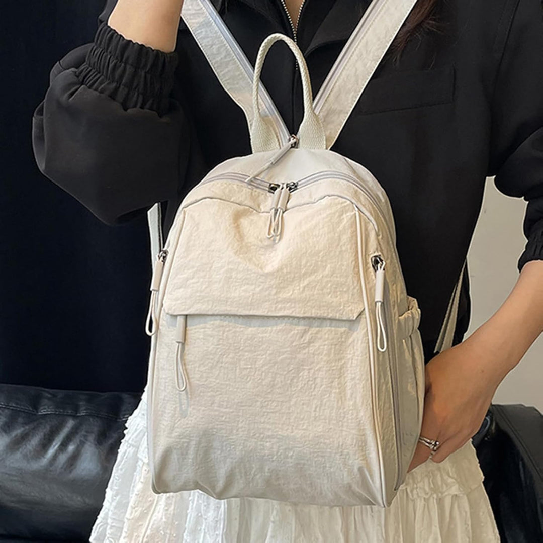 Moderne gele waterdichte rugzak, casual en functioneel voor stedelijke avonturen en school.