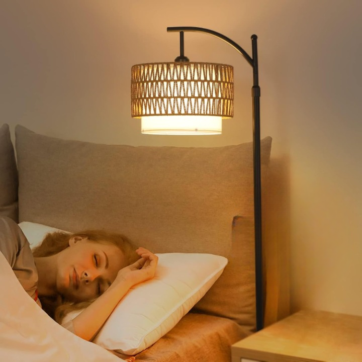 Functionele Norvella boogvloerlamp met verstelbare arm voor optimale verlichting. Afstandsbediening & verwisselbare kappen.