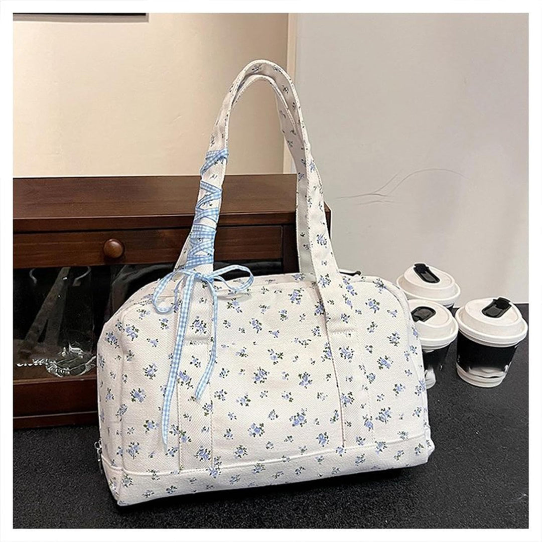 Modieuze dames reistas van canvas met lint, grote duffle bag voor al je spullen en outfits.