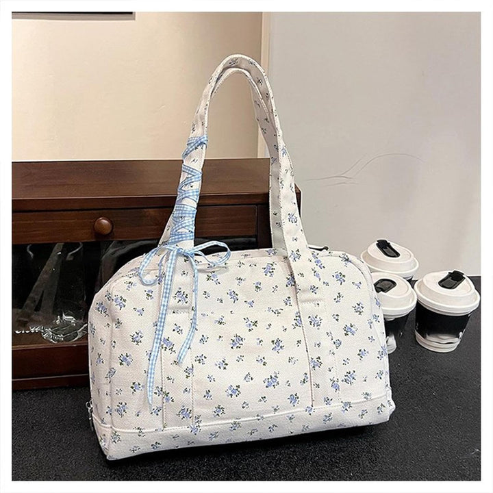 Modieuze dames reistas van canvas met lint, grote duffle bag voor al je spullen en outfits.
