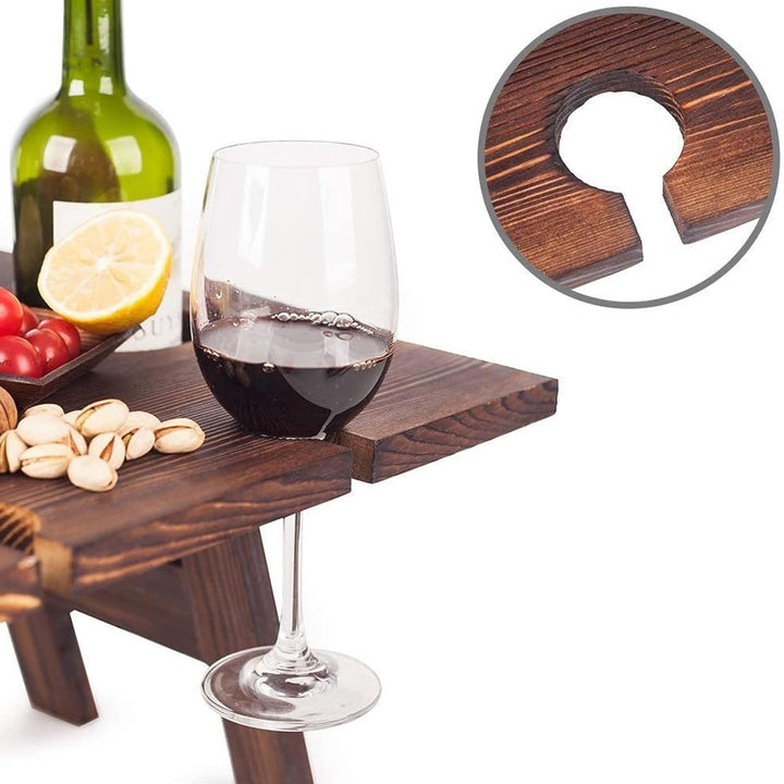 Duurzame houten wijnrektafel, opvouwbaar; voor het serveren van wijn en hapjes in de natuur.
