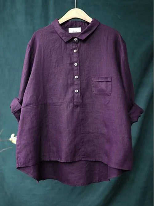 Detail van de stof van de damesblouse met lange mouwen, ademende comfortabele herfstmode.