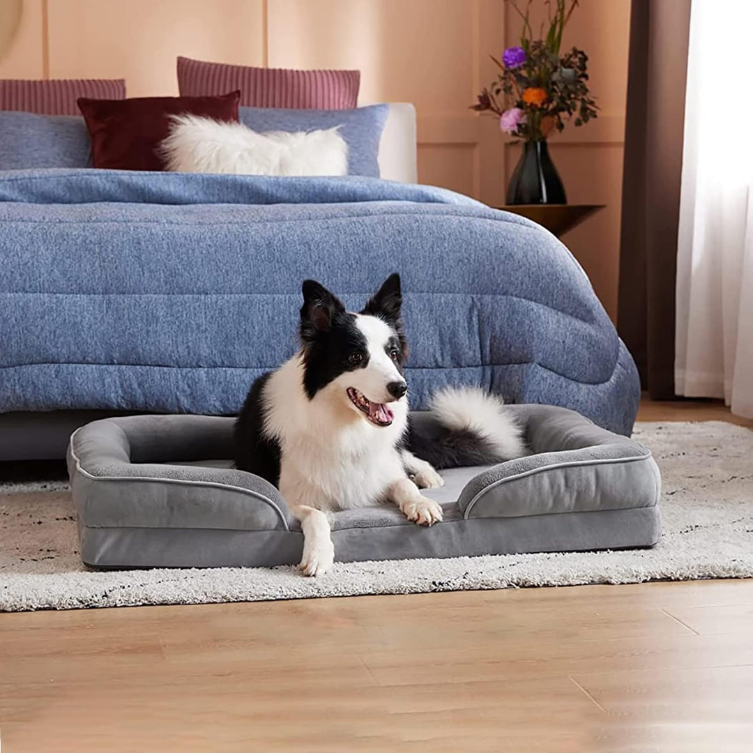 Grijs orthopedisch hondenbed met traagschuim, biedt optimaal comfort en gewrichtsontlasting voor honden.