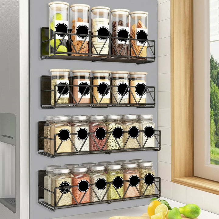 Efficiënt magnetisch opbergrek voor specerijen in de keuken. Gemakkelijk te plaatsen, creëert extra ruimte en orde.