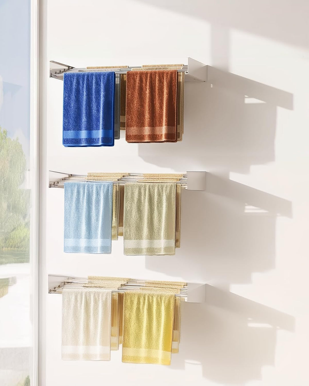 Wit opvouwbaar wandrek voor kleding, perfect als compacte drooglijn op een klein balkon of in badkamer.