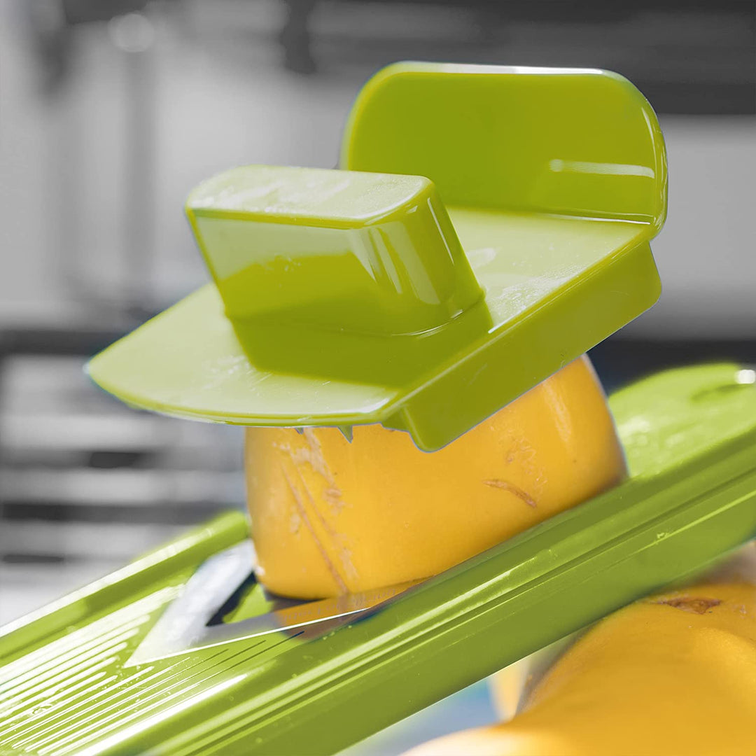 Efficiënte 12-in-1 groentesnijder met scherpe messen, ideaal voor tijdbesparend en veilig bereiden van maaltijden.