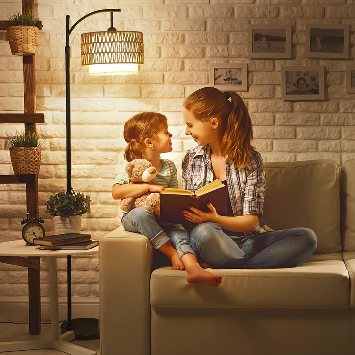 LED boogvloerlamp Norvella met precieze kleurtemperatuur en dimbare lichtsterkte, eenvoudig te bedienen met afstandsbediening.