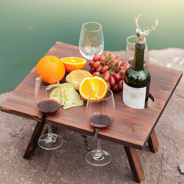Compacte houten wijntafel voor buitengebruik; perfect voor uw tuin, terras of parkbezoek.