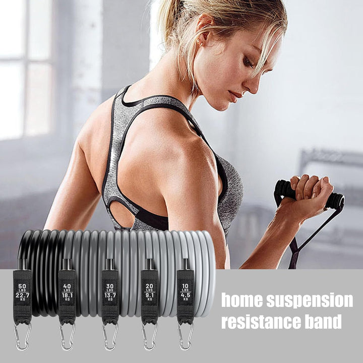 Vrouw traint biceps met Veltrix suspension weerstandsbanden, optimale krachttraining en fitness thuis.