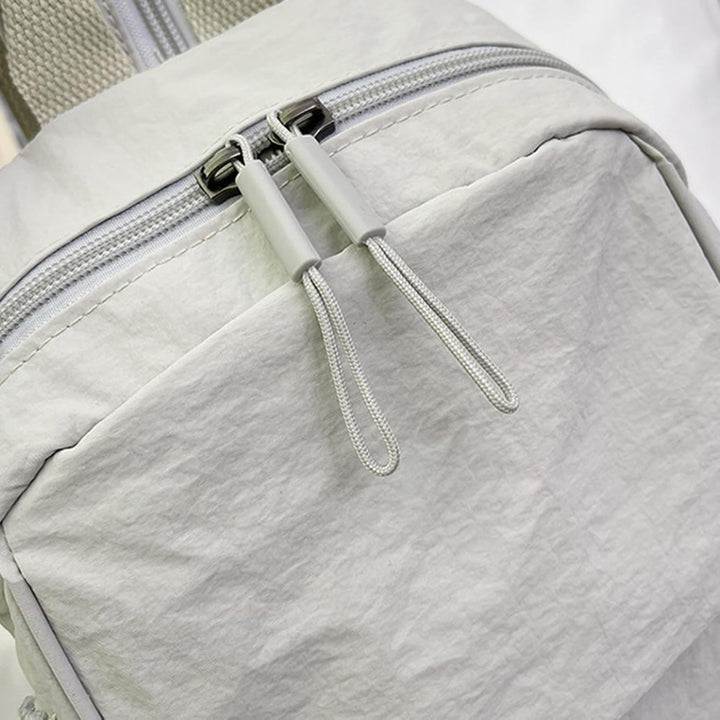 Sterke nylon waterdichte unisex rugzak, gebouwd voor dagelijks intensief gebruik op reis of school.