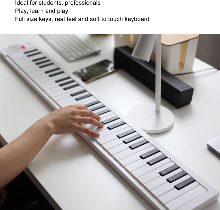 Handen bespelen de 61-toets opvouwbare digitale piano. Met opname & afspeelfunctie voor creatieve muziek.