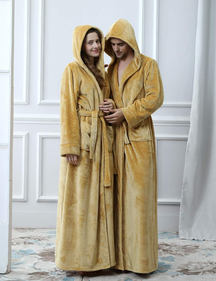 Comfortabele badjas, pluizig fleece met capuchon, perfect voor een spa-gevoel thuis.