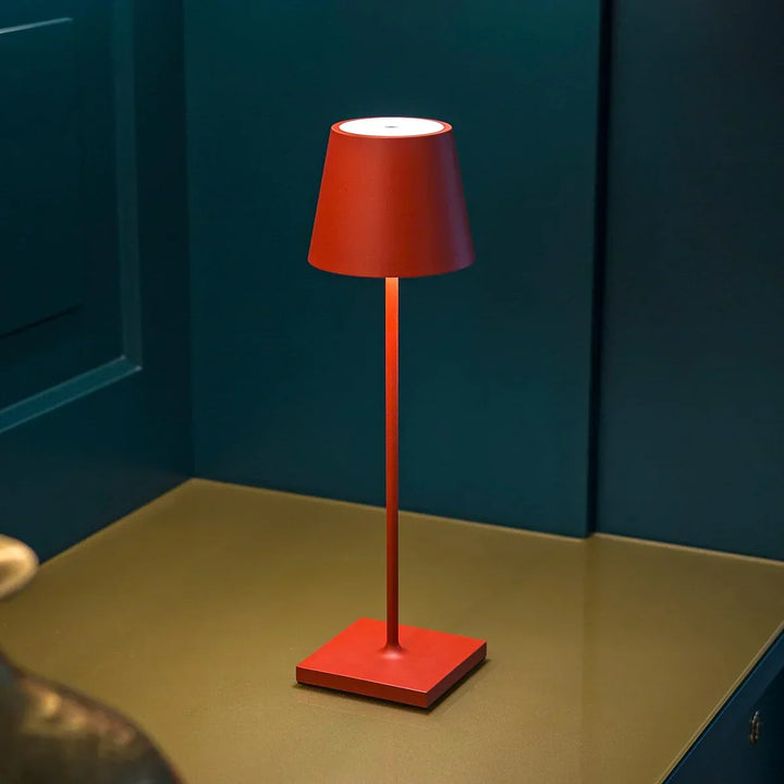 Oplaadbare dimbare LumiLuxe tafellamp. Draadloze LED sfeerverlichting met modern design voor leeslamp of interieur.