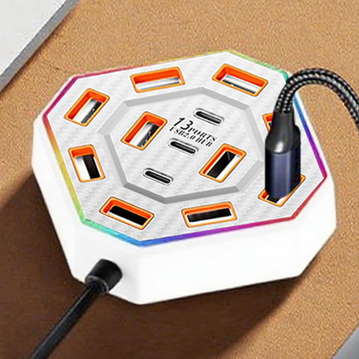 Lumora universeel 13-poorts USB-C dockingstation, breidt laptopaansluitingen uit, met RGB verlichting.