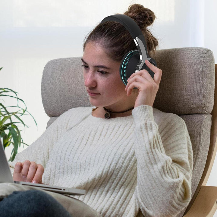 Portable bluetooth headset met opvallende RGB verlichting. Opvouwbaar voor gemakkelijk meenemen. Duopack.
