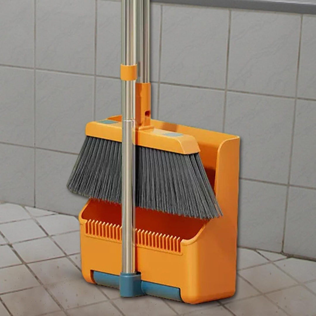 De Clavira bezem en blik set compact opgeborgen, klaar voor gebruik in elke kamer.