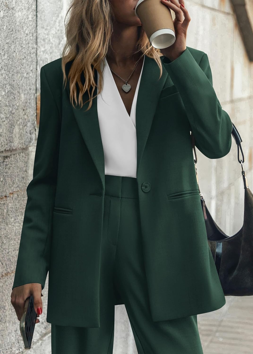 Trendy Mia blazer en pantalon set voor dames, perfect voor een elegante en ontspannen look.