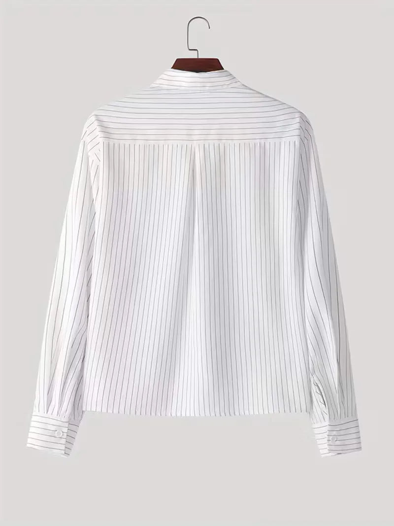 Stijlvol heren oversized shirt met V-hals en verticale strepen, ideaal voor een relaxte zomerstijl.