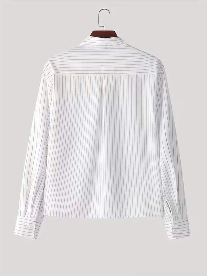 Stijlvol heren oversized shirt met V-hals en verticale strepen, ideaal voor een relaxte zomerstijl.
