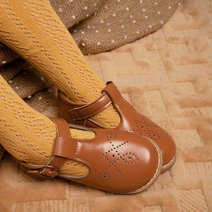 Bovenaanzicht: vintage platte meisjes schoenen met anti-slip zool, comfortabel design en casual look.
