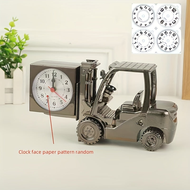 Gedetailleerde retro vorkheftruck wekker met werkende klok, een creatief element voor kamer decoratie.