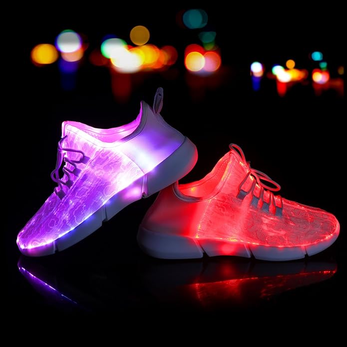 Close-up van de flitsende LED fiber optic zool van Orion sneakers, oplaadbare party schoenen.