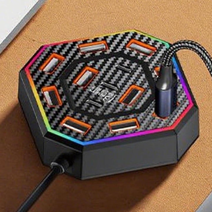 Lumora 13-poorts USB-C dockingstation, wit, met aangesloten randapparatuur, RGB verlichting actief.