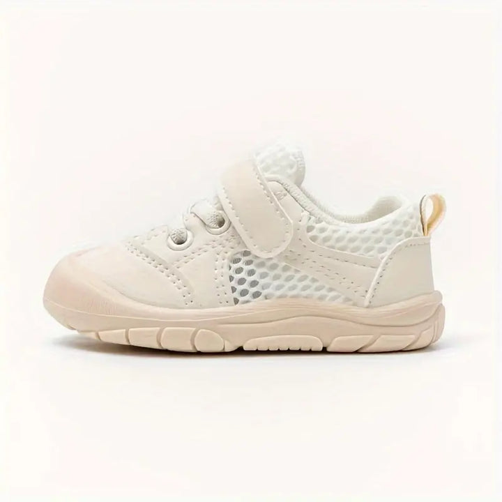 Beige kinderschoenen, barefoot design, flexibele zool, ideaal voor beginnende lopers.