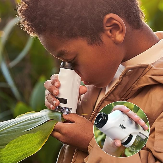 Kind ontdekt de wereld met een draagbare kinder microscoop; educatief speelgoed met 60x-120x vergroting.