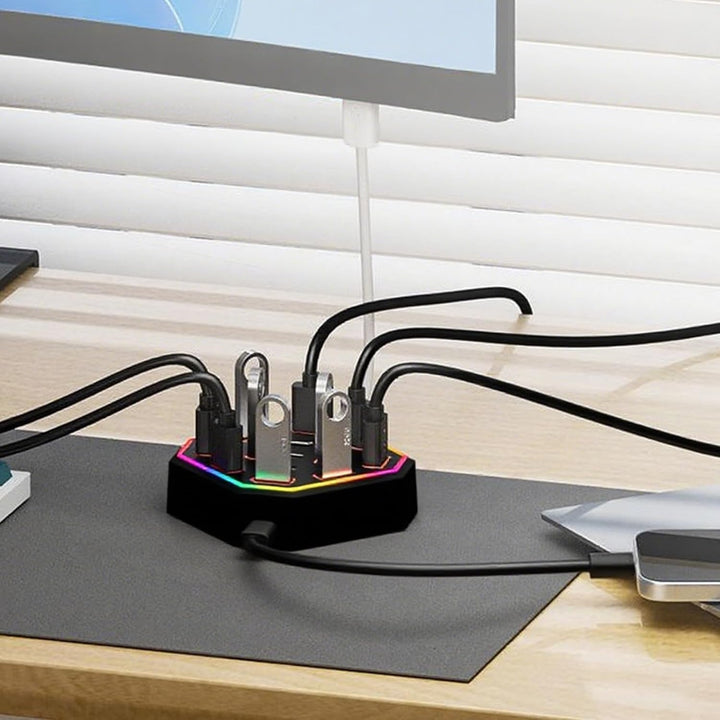 Zwart Lumora 13-poorts USB-C hub dockingstation, compact ontwerp voor elke werkplek, met RGB.