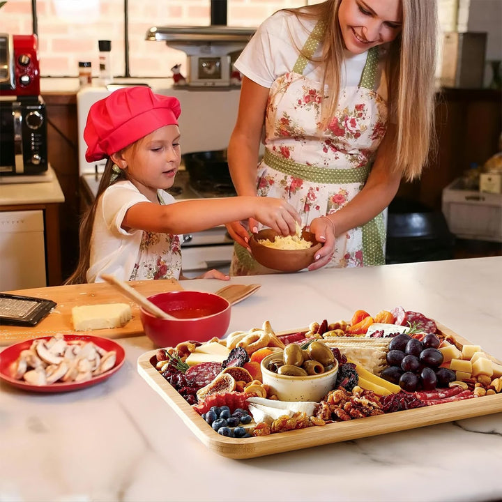 Duurzame bamboe hapjesplank met vergrendelbare deksel houdt snacks vers. Ideaal voor picknick of feestjes.
